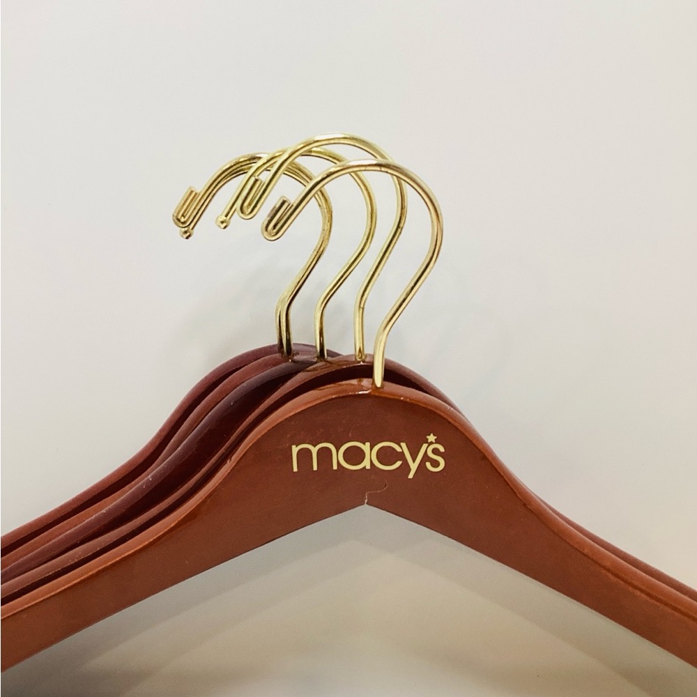 🍄 Bundle of Macy's Elegant Brown Hangers - 5pc.